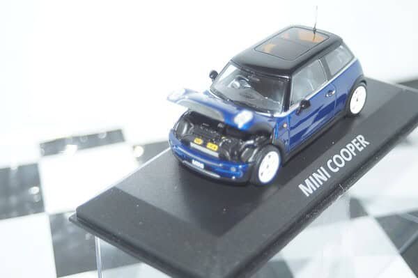 Minichamps BMW Mini Cooper (dealer edition) Navy Blue 1:43 diecast Car - Image 3