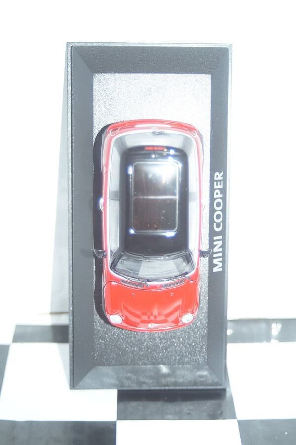 Minichamps BMW Mini Cooper (dealer edition) Red 1:43 diecast Car - Image 4