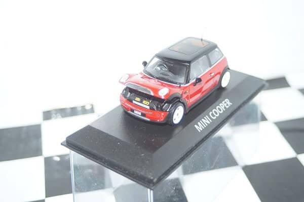 Minichamps BMW Mini Cooper (dealer edition) Red 1:43 diecast Car - Image 3