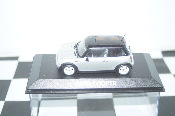 Minichamps BMW Mini Cooper (dealer edition) Silver 1:43 diecast Car - Image 8
