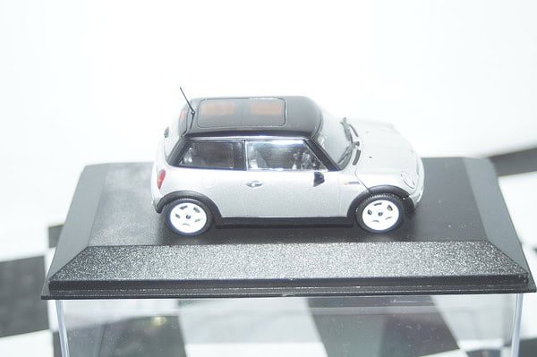 Minichamps BMW Mini Cooper (dealer edition) Silver 1:43 diecast Car - Image 6