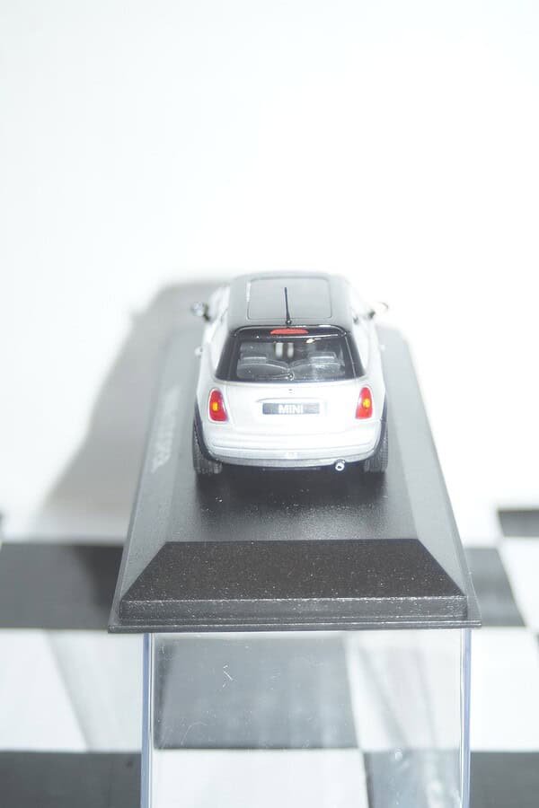Minichamps BMW Mini Cooper (dealer edition) Silver 1:43 diecast Car - Image 5