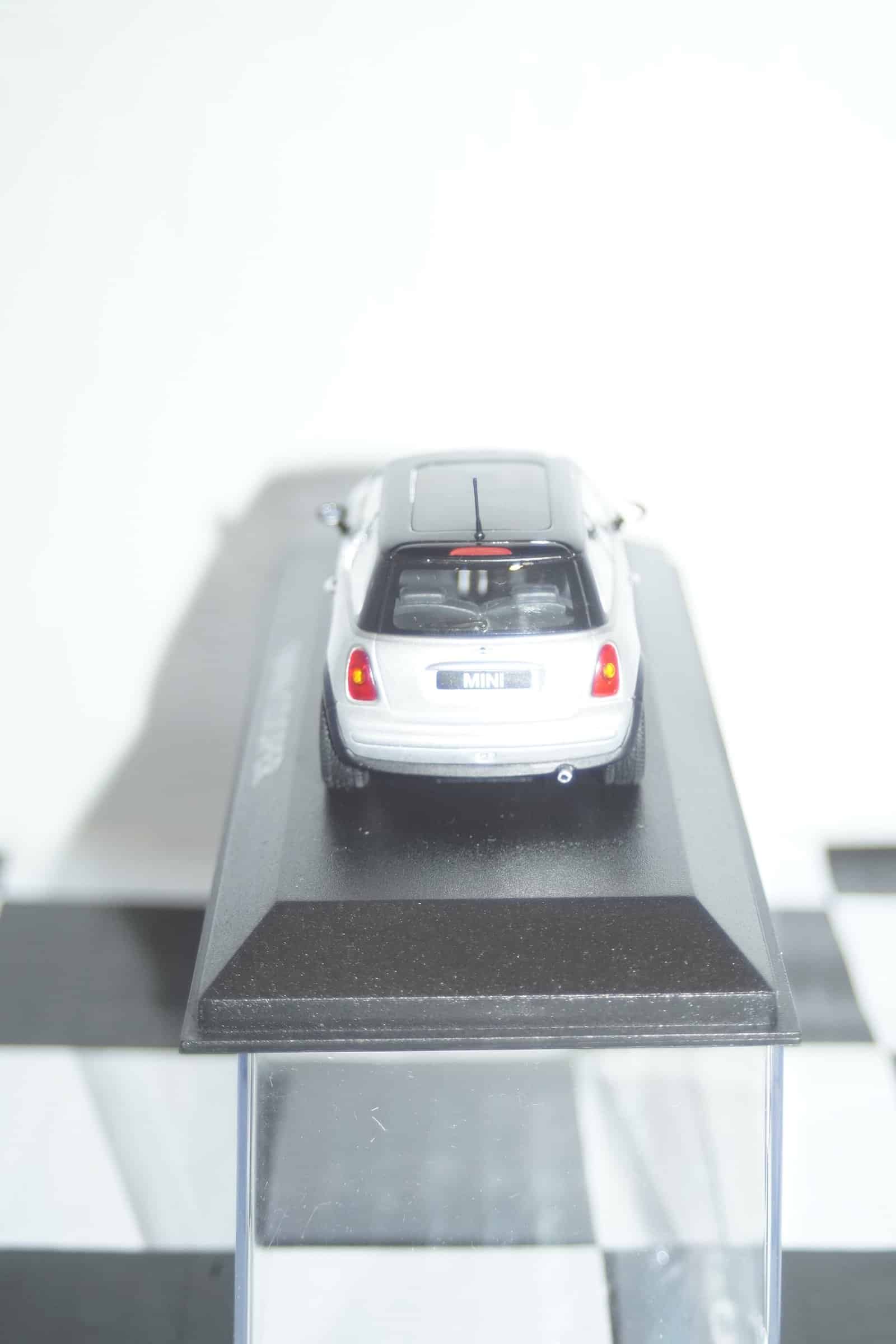 Minichamps BMW Mini Cooper (dealer edition) Silver 1:43 diecast Car - Image 5