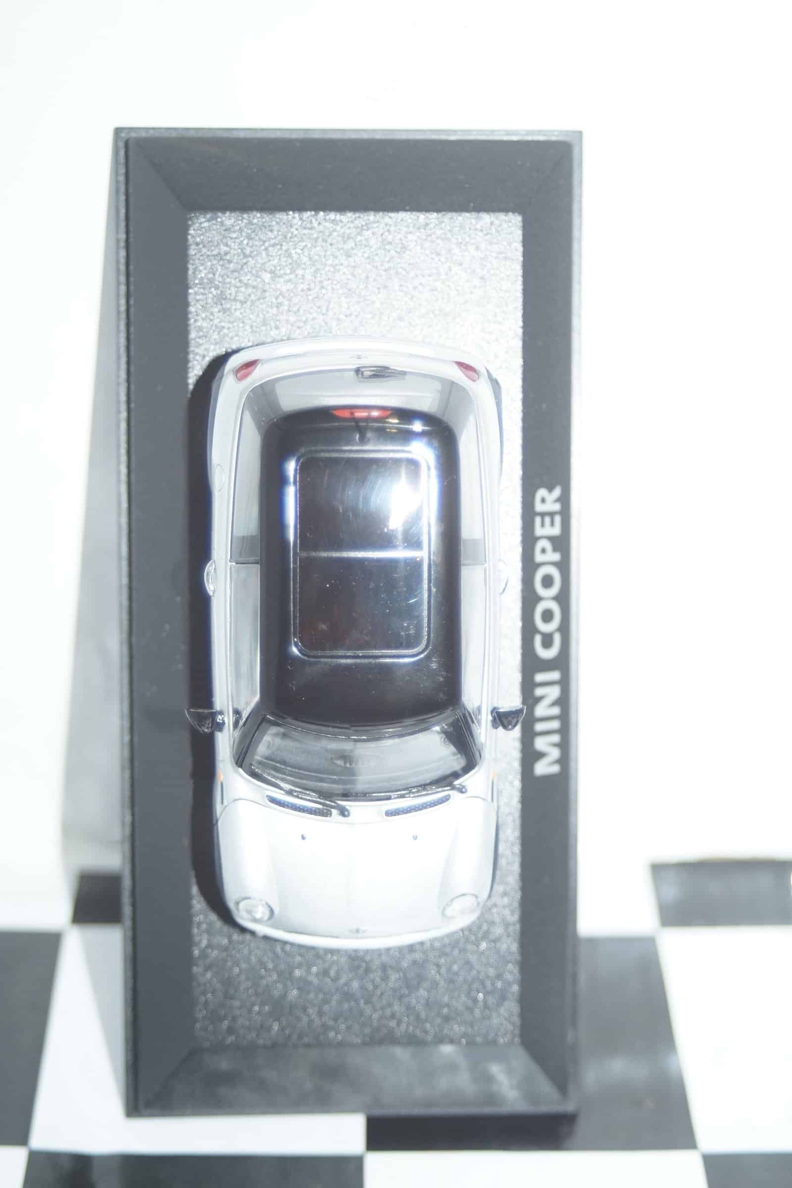 Minichamps BMW Mini Cooper (dealer edition) Silver 1:43 diecast Car - Image 4