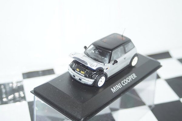 Minichamps BMW Mini Cooper (dealer edition) Silver 1:43 diecast Car - Image 3