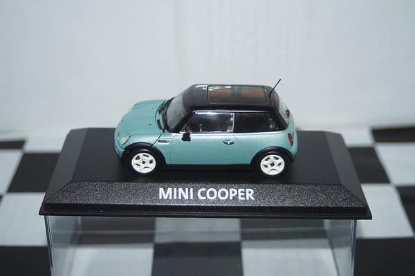 Minichamps BMW Mini Cooper (dealer edition) Pearlescent Green/Blue 1:43 diecast Car - Image 8