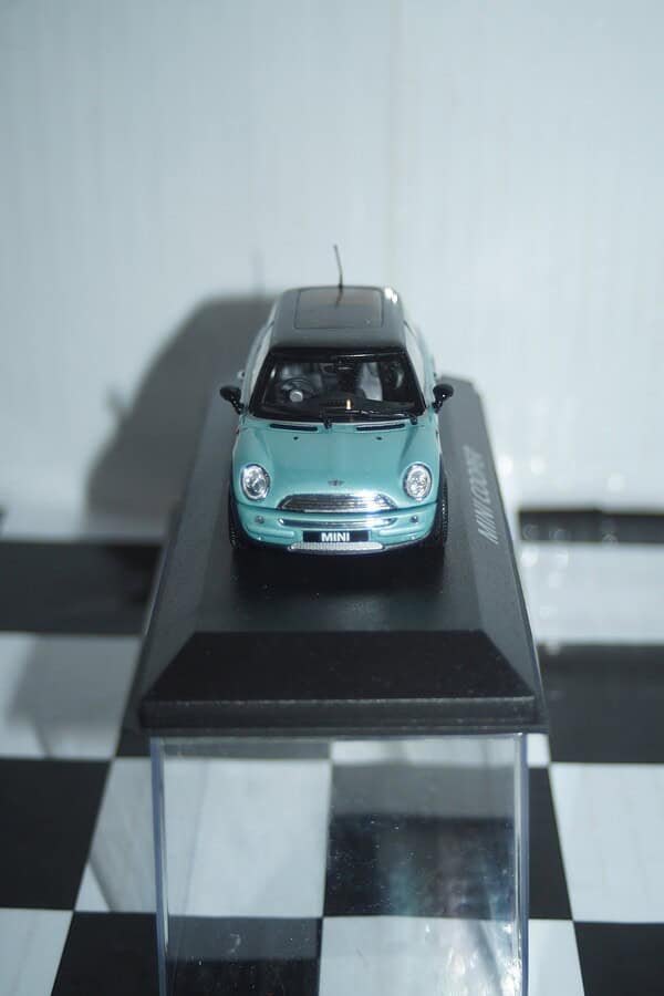 Minichamps BMW Mini Cooper (dealer edition) Pearlescent Green/Blue 1:43 diecast Car - Image 7