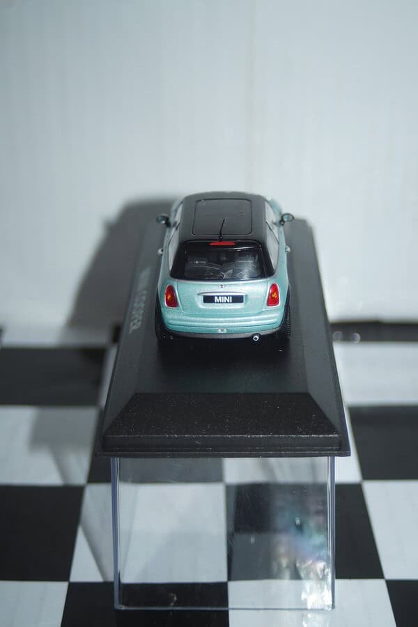 Minichamps BMW Mini Cooper (dealer edition) Pearlescent Green/Blue 1:43 diecast Car - Image 5