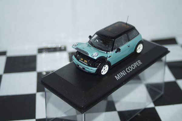 Minichamps BMW Mini Cooper (dealer edition) Pearlescent Green/Blue 1:43 diecast Car - Image 3