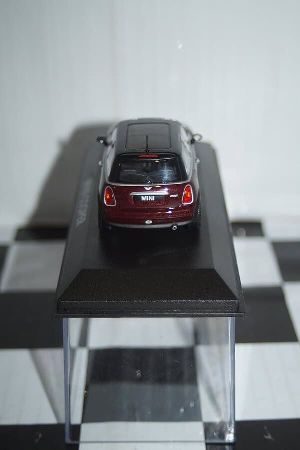 Minichamps BMW Mini Cooper (dealer edition) Burgundy Red 1:43 diecast Car - Image 5