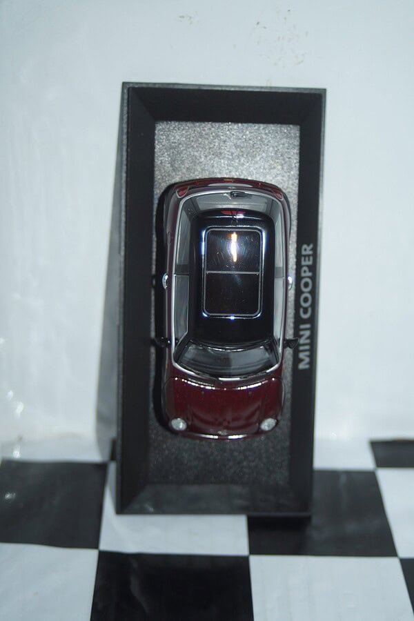 Minichamps BMW Mini Cooper (dealer edition) Burgundy Red 1:43 diecast Car - Image 4