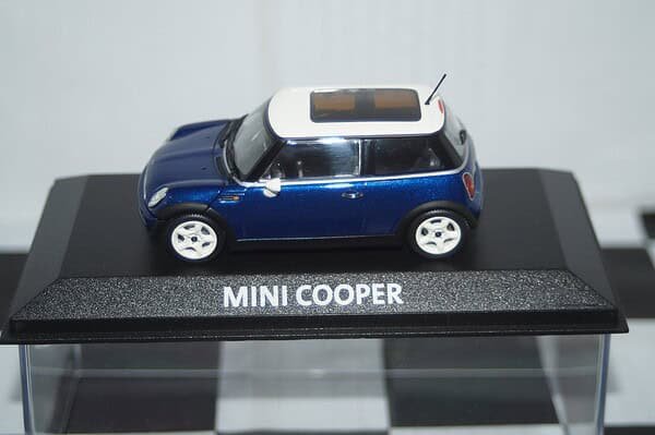 Minichamps BMW Mini One (dealer edition) Navy Blue 1:43 diecast Car - Image 8
