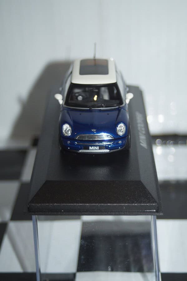 Minichamps BMW Mini One (dealer edition) Navy Blue 1:43 diecast Car - Image 7