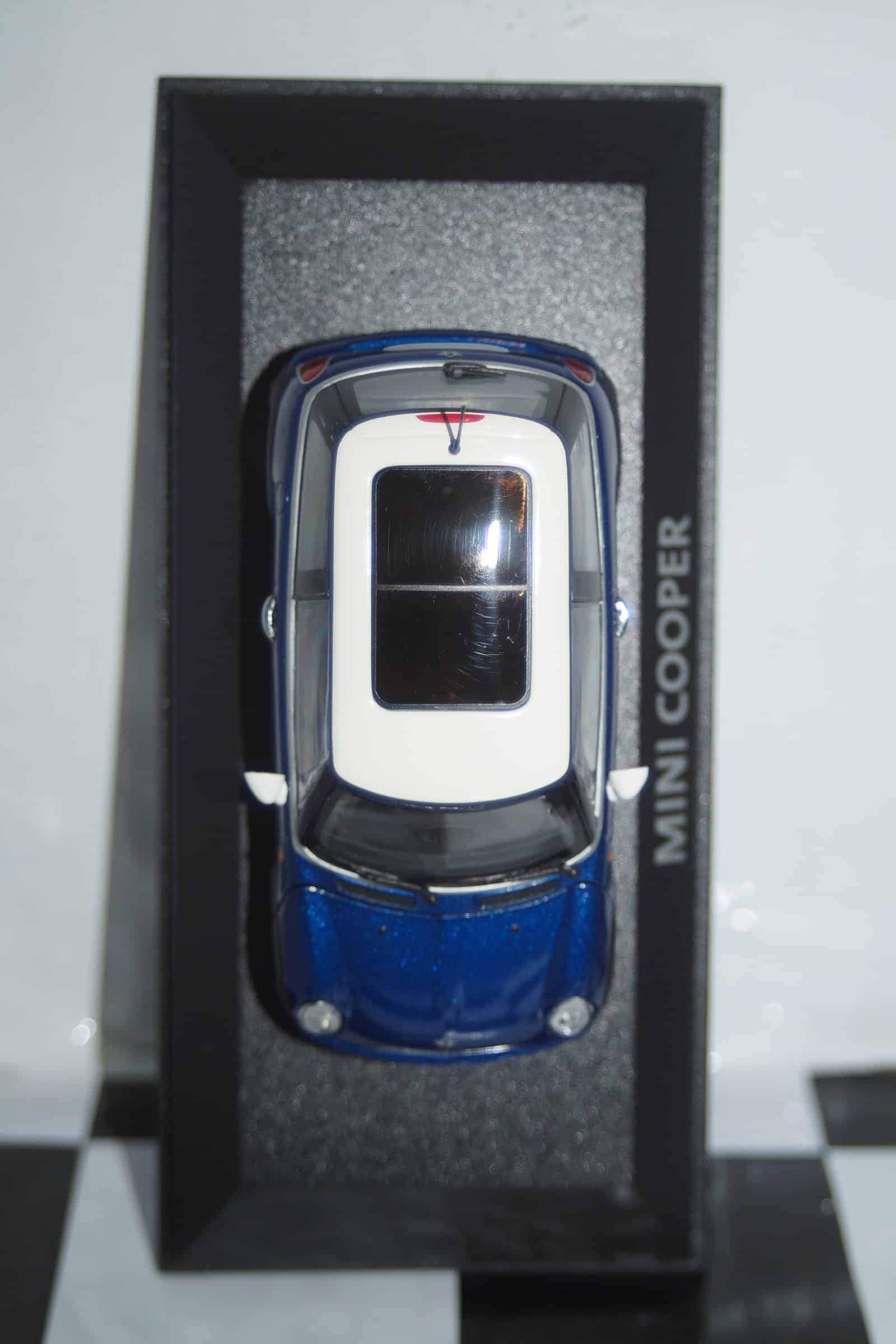 Minichamps BMW Mini One (dealer edition) Navy Blue 1:43 diecast Car - Image 4