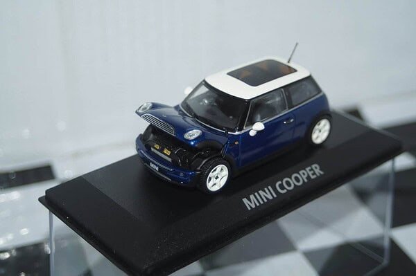 Minichamps BMW Mini One (dealer edition) Navy Blue 1:43 diecast Car - Image 3