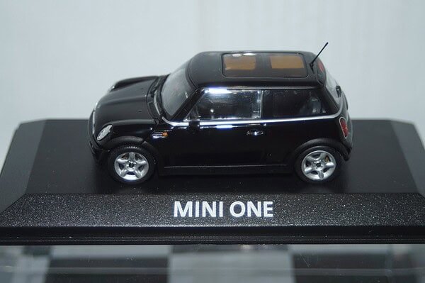 Minichamps BMW Mini One (dealer edition) Black 1:43 diecast Car - Image 9