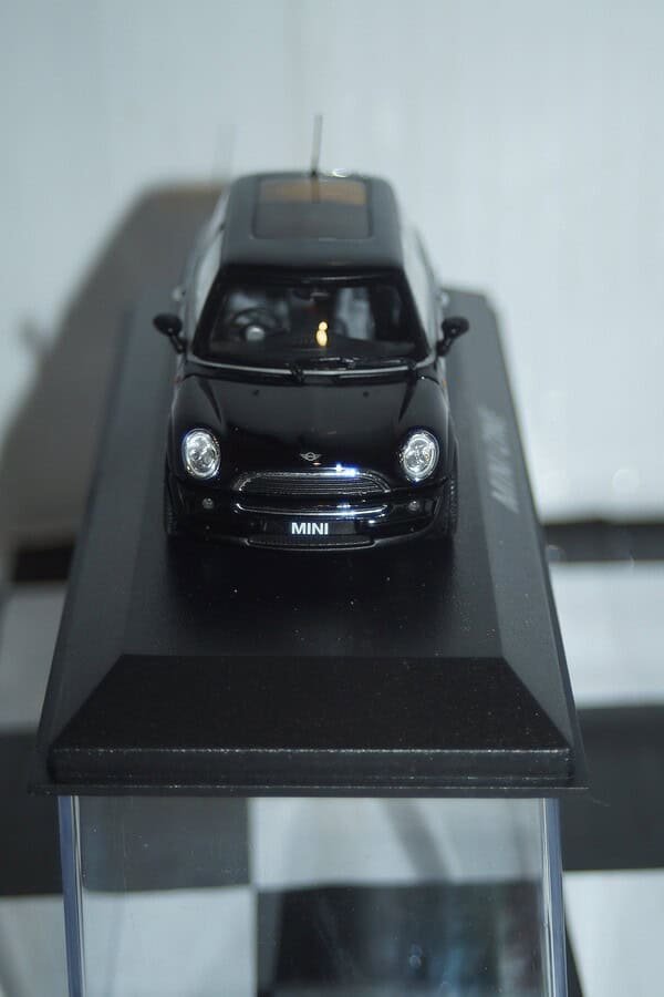Minichamps BMW Mini One (dealer edition) Black 1:43 diecast Car - Image 8
