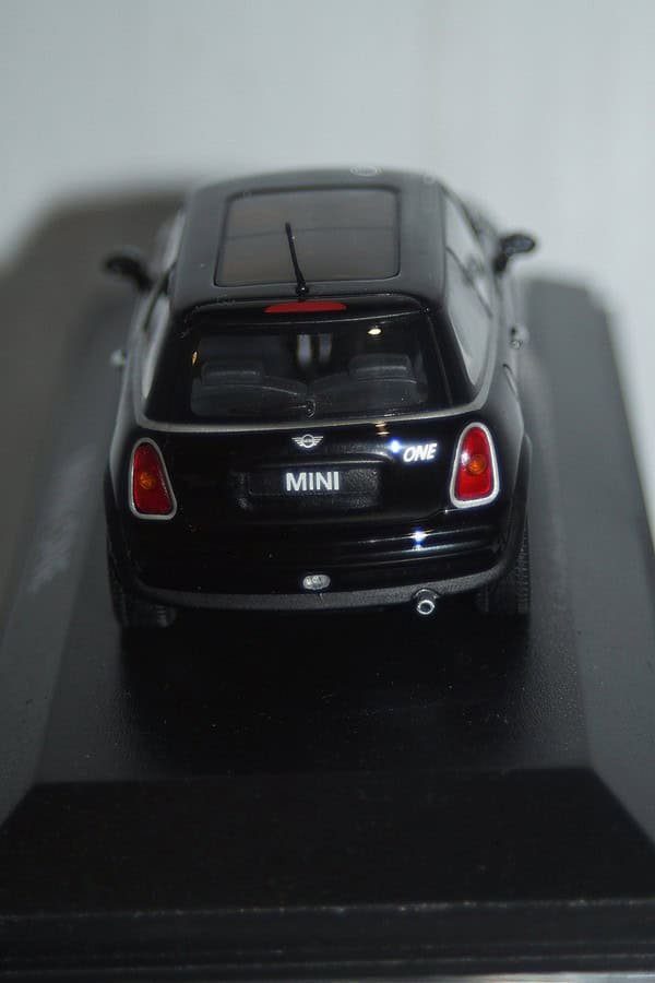 Minichamps BMW Mini One (dealer edition) Black 1:43 diecast Car - Image 6