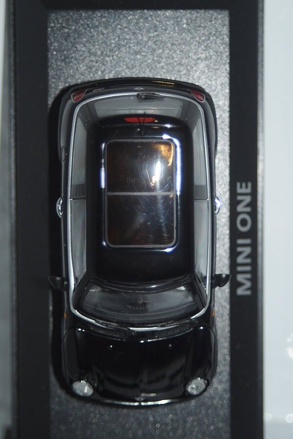 Minichamps BMW Mini One (dealer edition) Black 1:43 diecast Car - Image 4