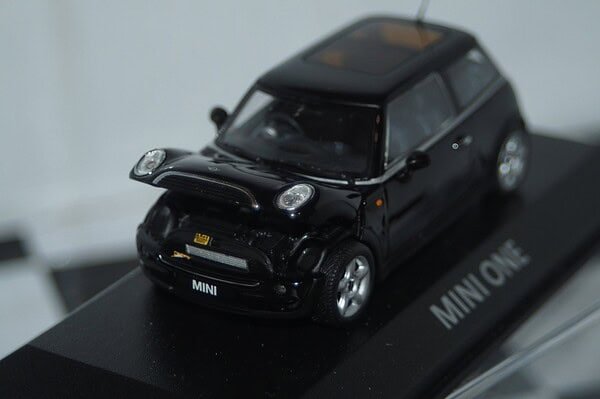 Minichamps BMW Mini One (dealer edition) Black 1:43 diecast Car - Image 3