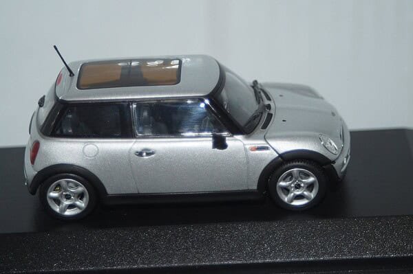Minichamps BMW Mini One (dealer edition) Silver 1:43 diecast Car - Image 6