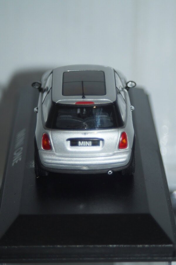 Minichamps BMW Mini One (dealer edition) Silver 1:43 diecast Car - Image 5