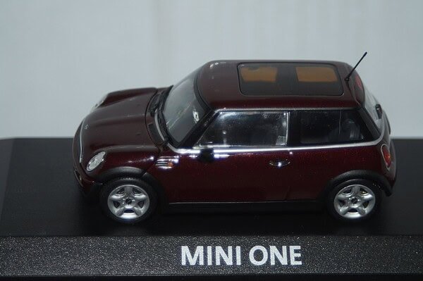 Minichamps BMW Mini One (dealer edition) Burgundy Red 1:43 diecast Car - Image 8