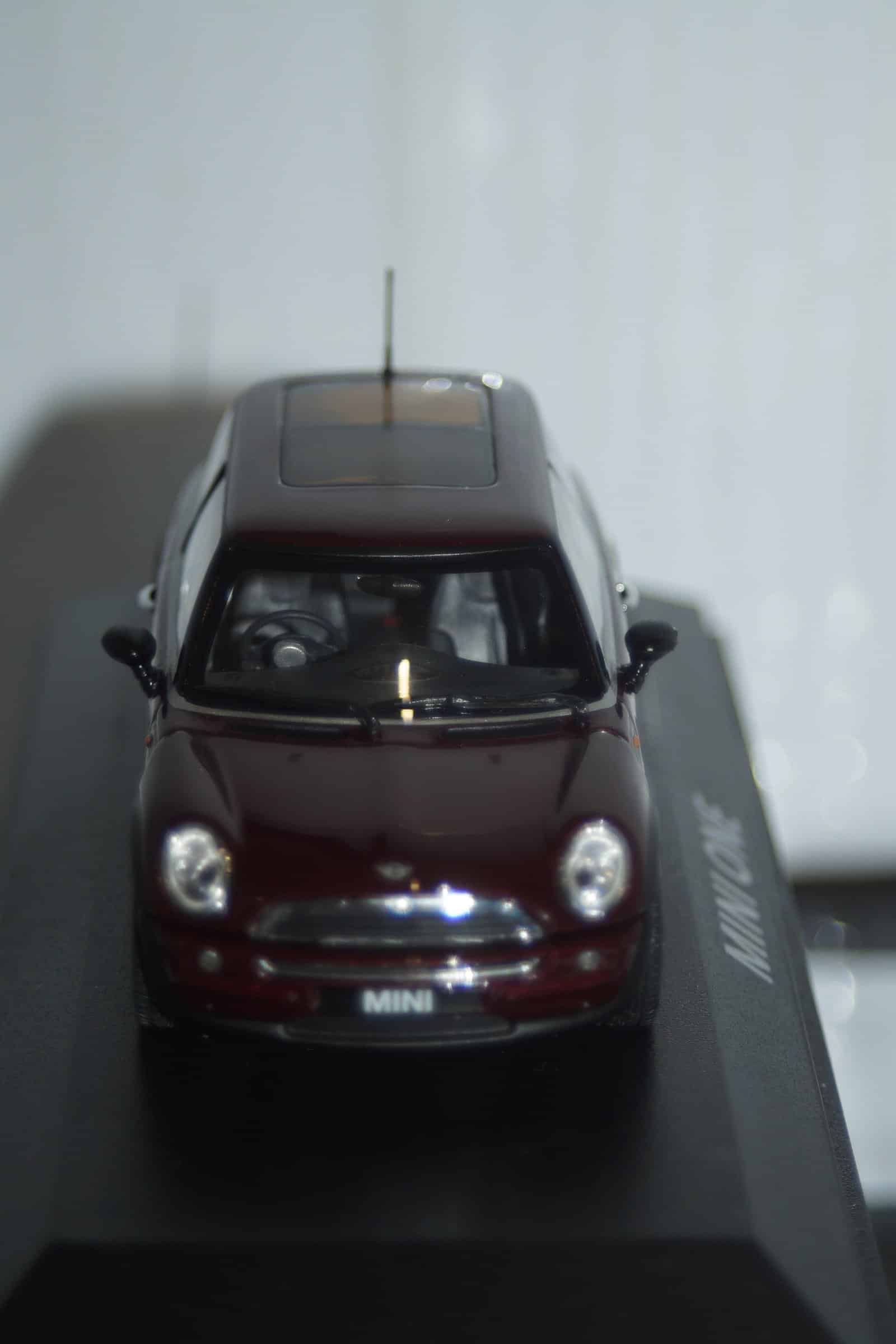 Minichamps BMW Mini One (dealer edition) Burgundy Red 1:43 diecast Car - Image 7