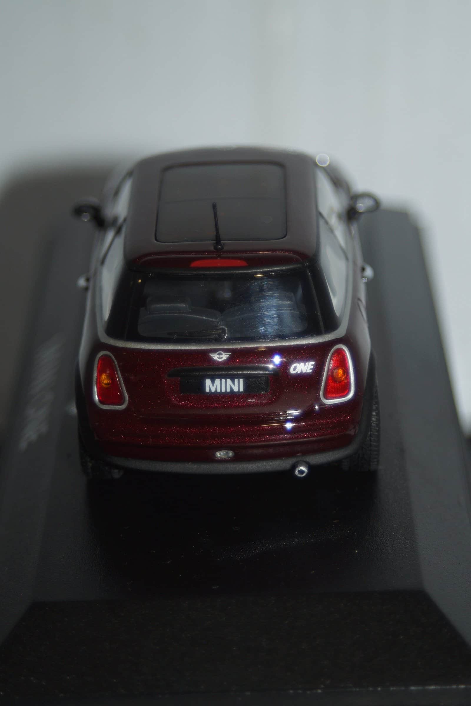 Minichamps BMW Mini One (dealer edition) Burgundy Red 1:43 diecast Car - Image 5