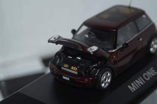 Minichamps BMW Mini One (dealer edition) Burgundy Red 1:43 diecast Car - Image 3