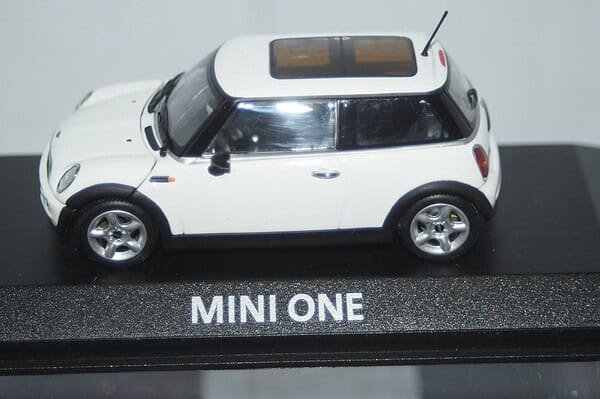 Minichamps BMW Mini One (dealer edition) White 1:43 diecast Car - Image 8