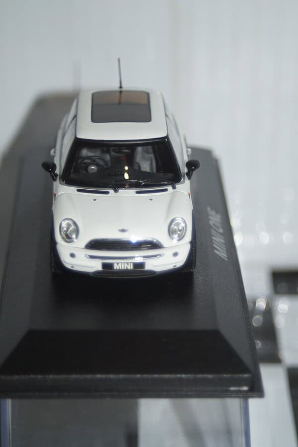 Minichamps BMW Mini One (dealer edition) White 1:43 diecast Car - Image 7