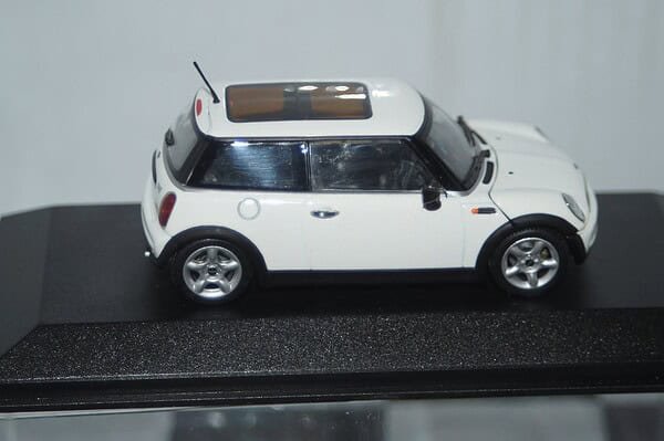 Minichamps BMW Mini One (dealer edition) White 1:43 diecast Car - Image 5
