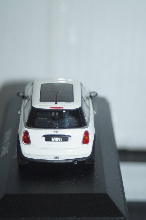 Minichamps BMW Mini One (dealer edition) White 1:43 diecast Car - Image 4