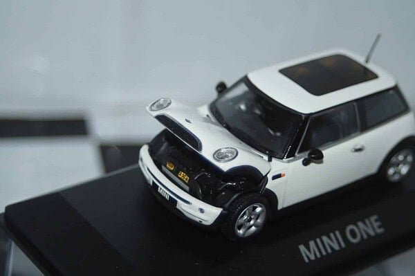 Minichamps BMW Mini One (dealer edition) White 1:43 diecast Car - Image 9