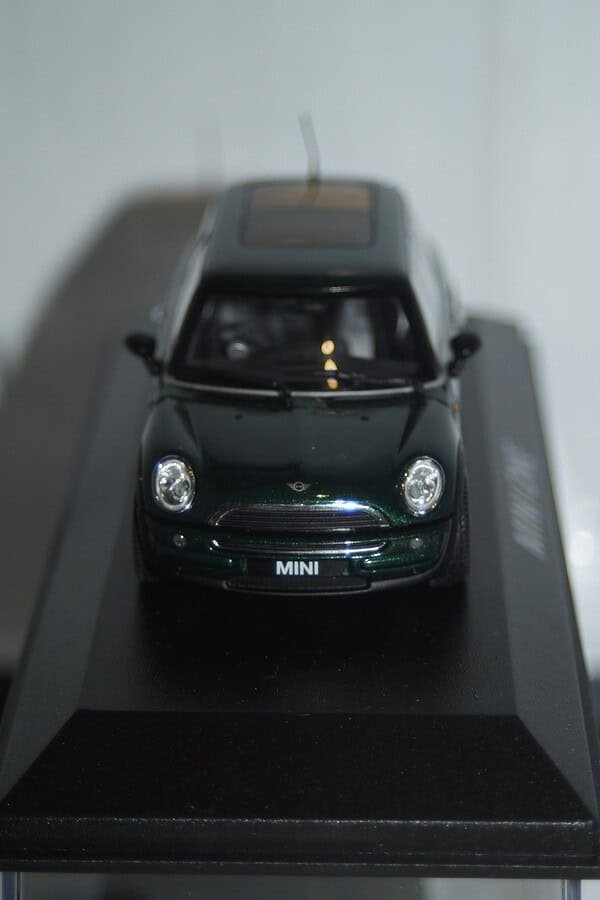 Minichamps BMW Mini One (dealer edition) Dark Green 1:43 diecast Car - Image 7