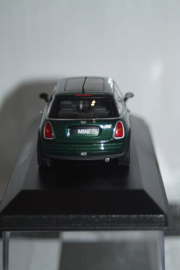 Minichamps BMW Mini One (dealer edition) Dark Green 1:43 diecast Car - Image 5