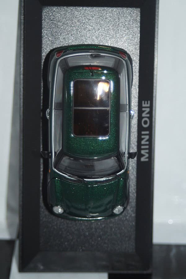 Minichamps BMW Mini One (dealer edition) Dark Green 1:43 diecast Car - Image 4