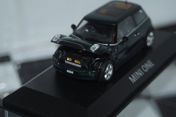 Minichamps BMW Mini One (dealer edition) Dark Green 1:43 diecast Car - Image 3