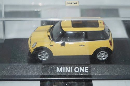 Minichamps BMW Mini One (dealer edition) Yellow 1:43 diecast Car