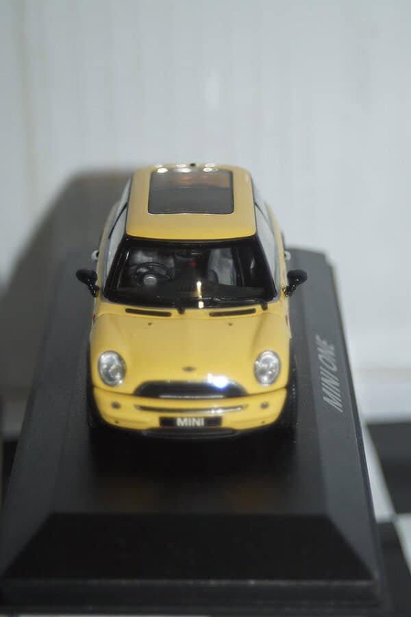 Minichamps BMW Mini One (dealer edition) Yellow 1:43 diecast Car - Image 7