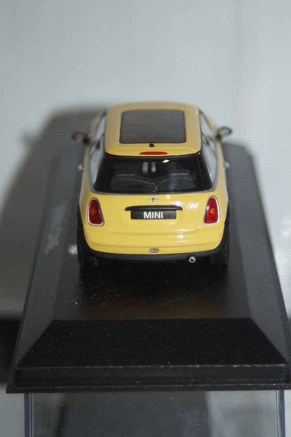 Minichamps BMW Mini One (dealer edition) Yellow 1:43 diecast Car - Image 5