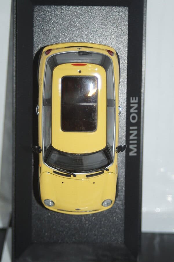 Minichamps BMW Mini One (dealer edition) Yellow 1:43 diecast Car - Image 4
