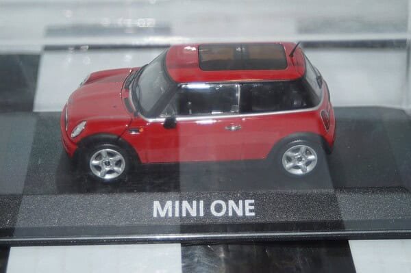 Minichamps BMW Mini One (dealer edition) Red 1:43 diecast Car