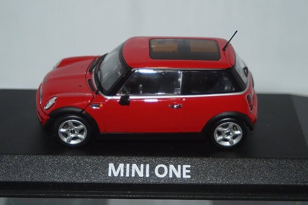 Minichamps BMW Mini One (dealer edition) Red 1:43 diecast Car - Image 8