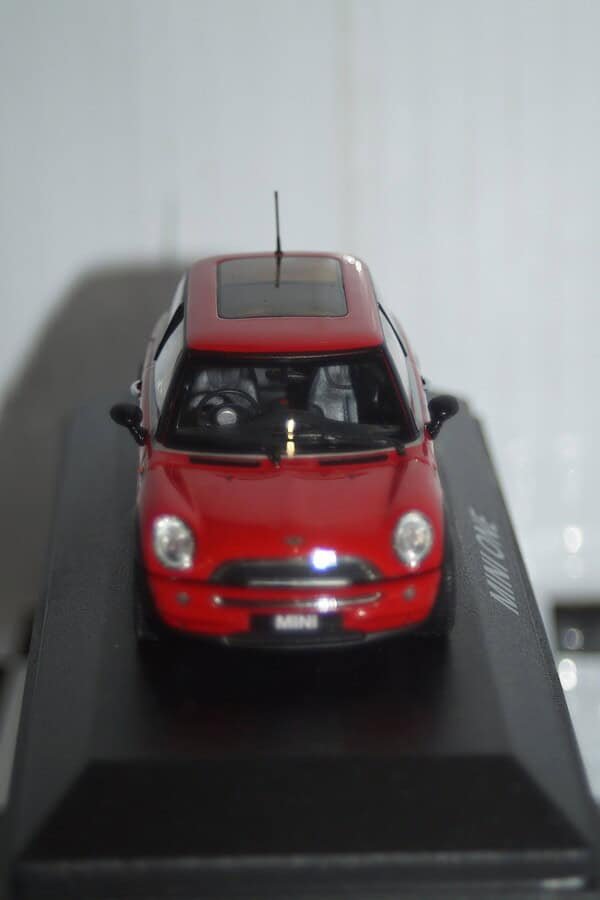 Minichamps BMW Mini One (dealer edition) Red 1:43 diecast Car - Image 7