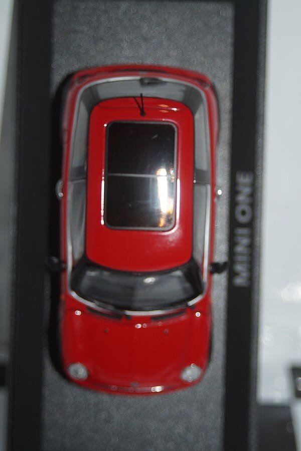 Minichamps BMW Mini One (dealer edition) Red 1:43 diecast Car - Image 4