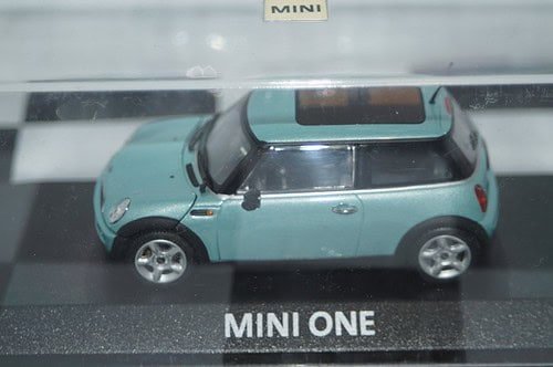 Minichamps BMW Mini One (dealer edition) Pearlescent Green/Blue 1:43 diecast Car