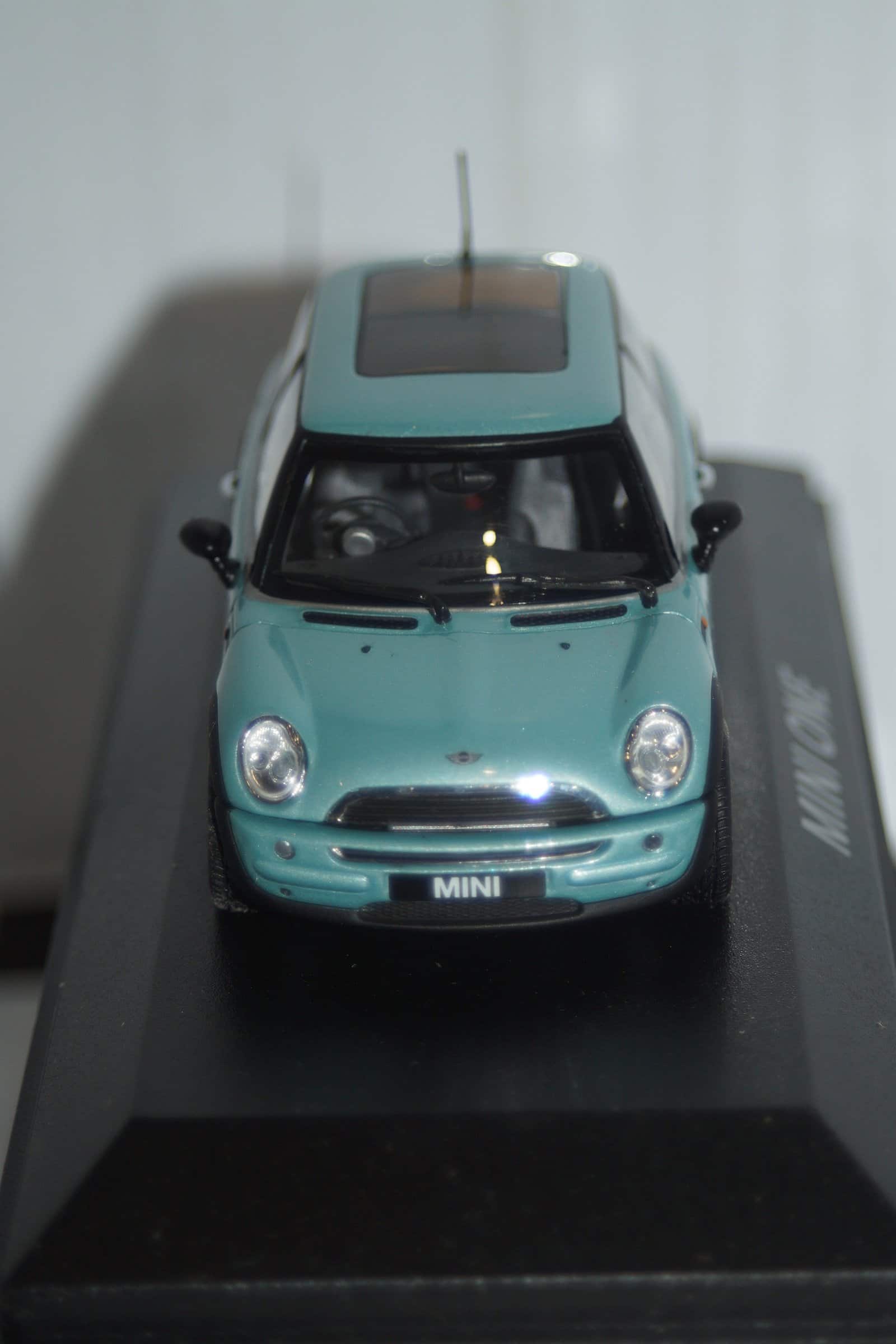 Minichamps BMW Mini One (dealer edition) Pearlescent Green/Blue 1:43 diecast Car - Image 7