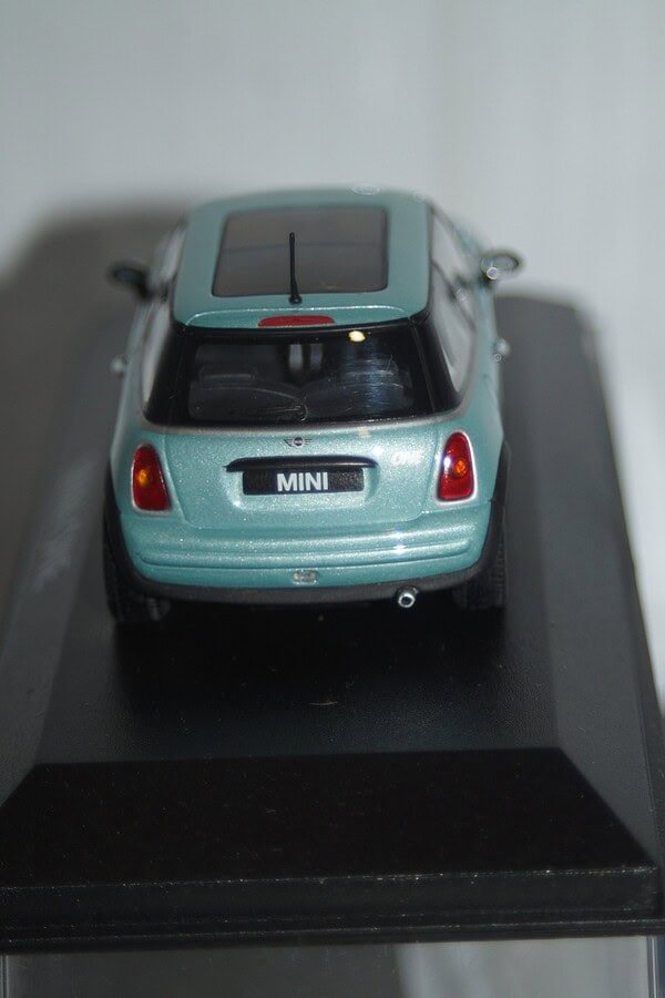 Minichamps BMW Mini One (dealer edition) Pearlescent Green/Blue 1:43 diecast Car - Image 5